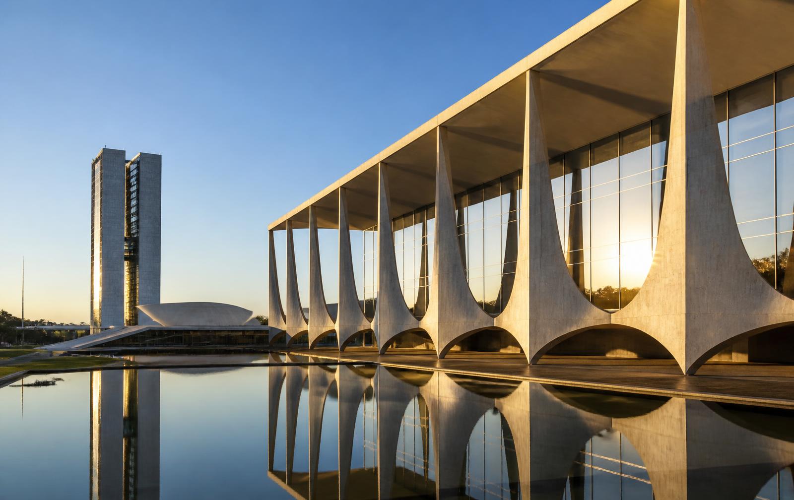 Arquitetura de Brasília refletida sobre a água, representando visão de futuro